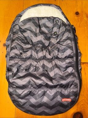 Skip Hop Gray and Cream Infant Car Seat Cover Stroll & Go Gray Chevron Pattern